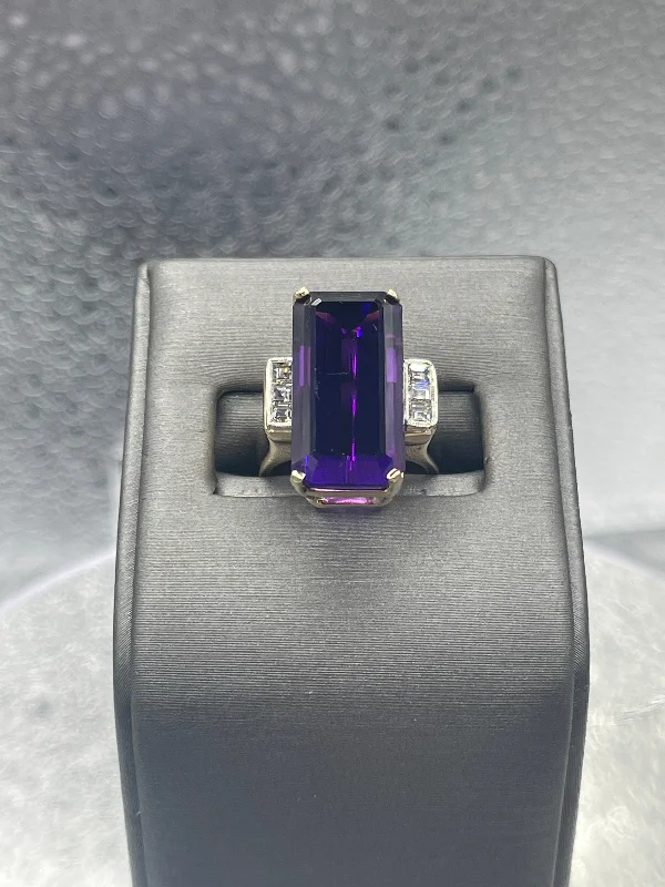 A Magnificent Ladies 14 Karat Gold Emerald Cut Amethyst & Diamond Ring