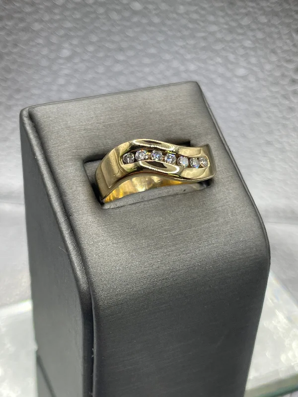 Ladies/Gents 14 Karat Solid Yellow Gold Diamond Ring