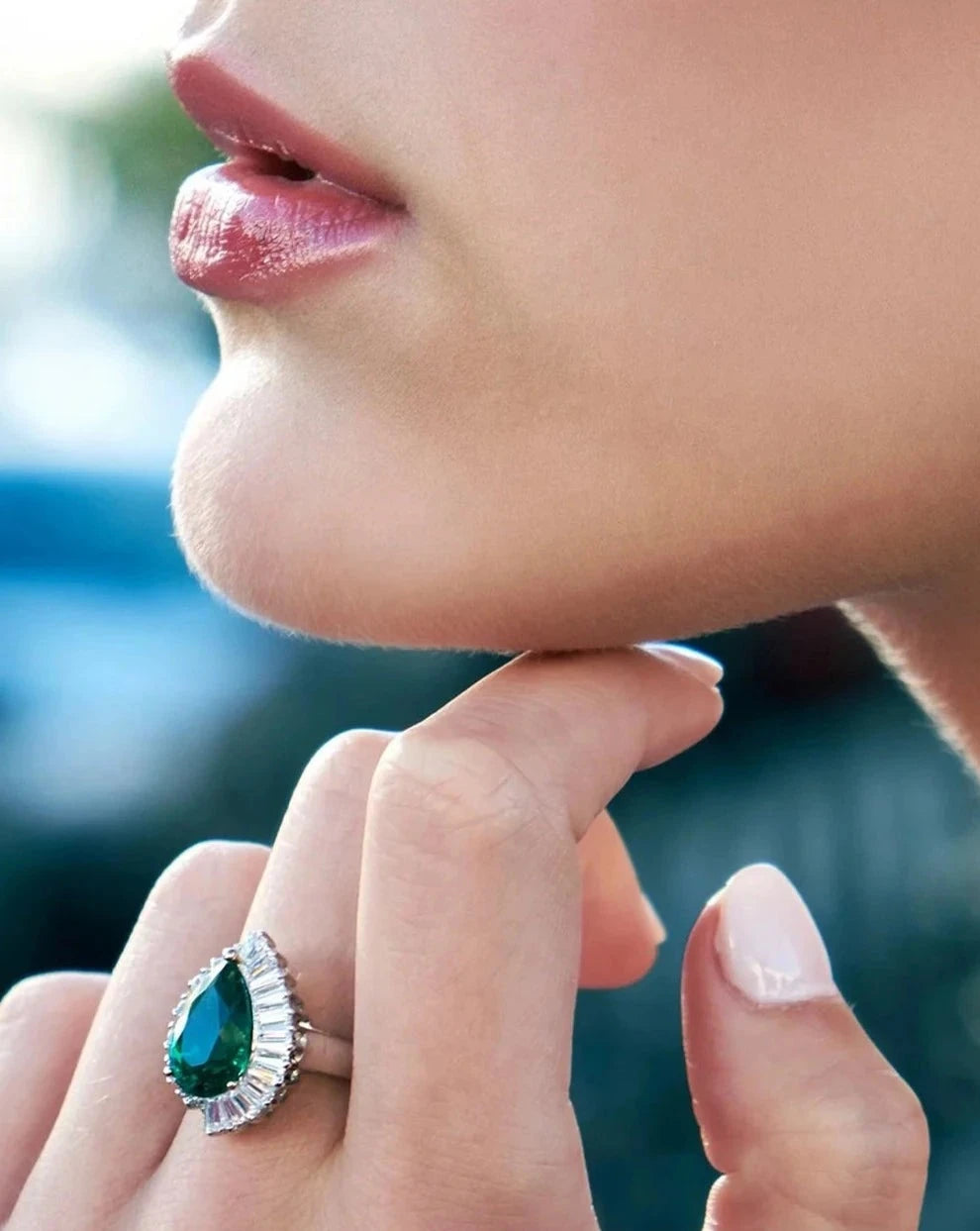 women’s cocktail rings-Emerald & Baguette Stones Ring