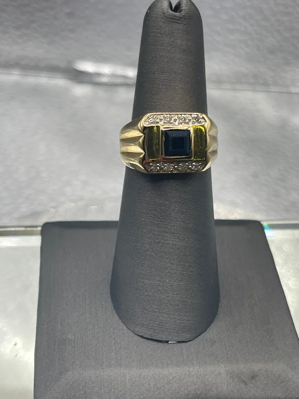 Ladies / Gents 14 Karat Yellow Gold Sapphire & Diamond Ring