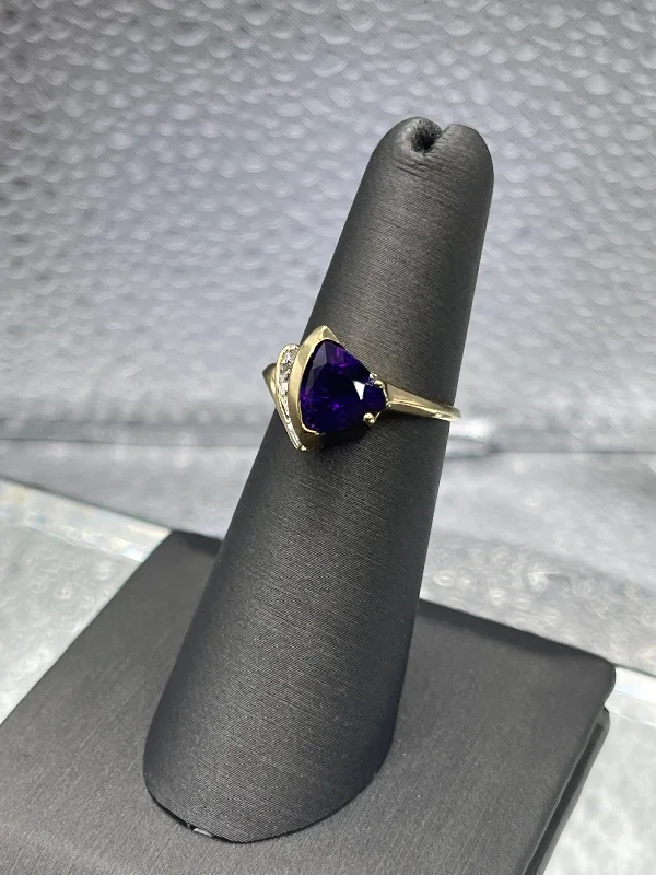 A Ladies Lovely 10 Karat Yellow Gold Amethyst & Diamond Ring