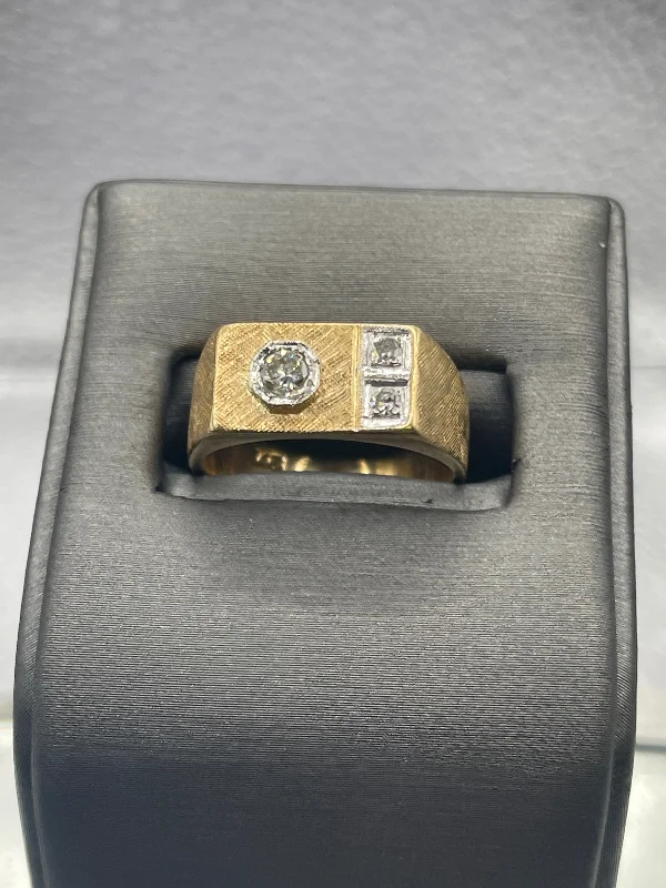 A Handsome Classic Men’s / Ladies !4 Karat Yellow Gold Diamond Ring