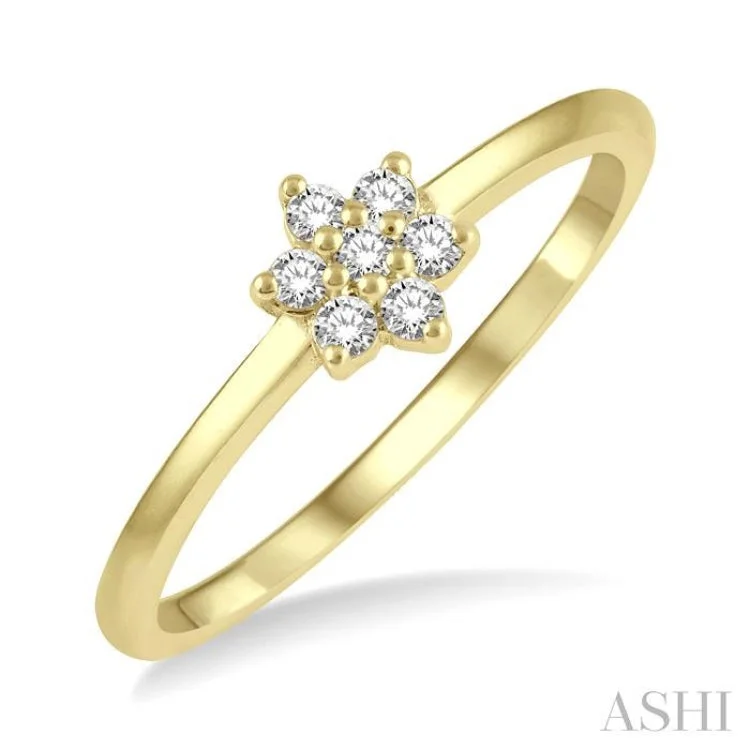 women’s heart-shaped engagement rings-1/8 Ctw Floral Round Cut Diamond Petite Fashion Ring in 14K Yellow Gold