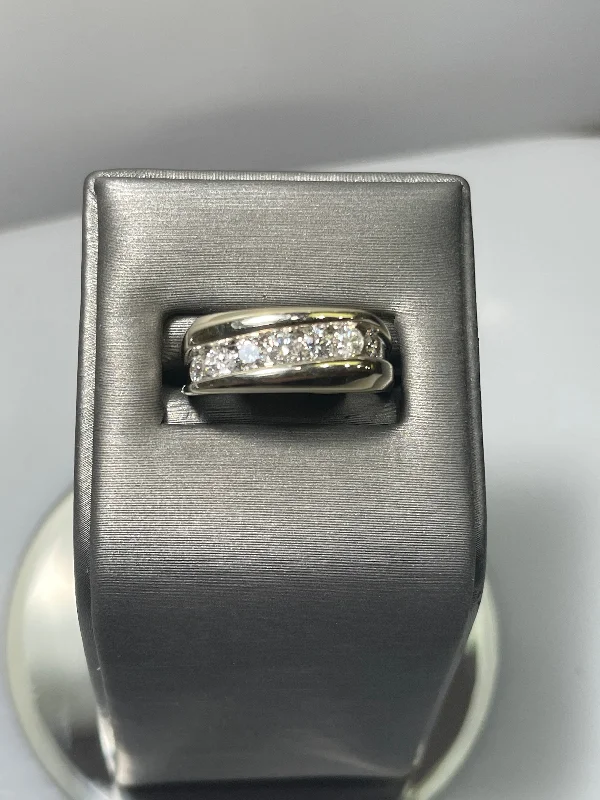 14 KARAT GOLD MEN'S DIAMOND RING